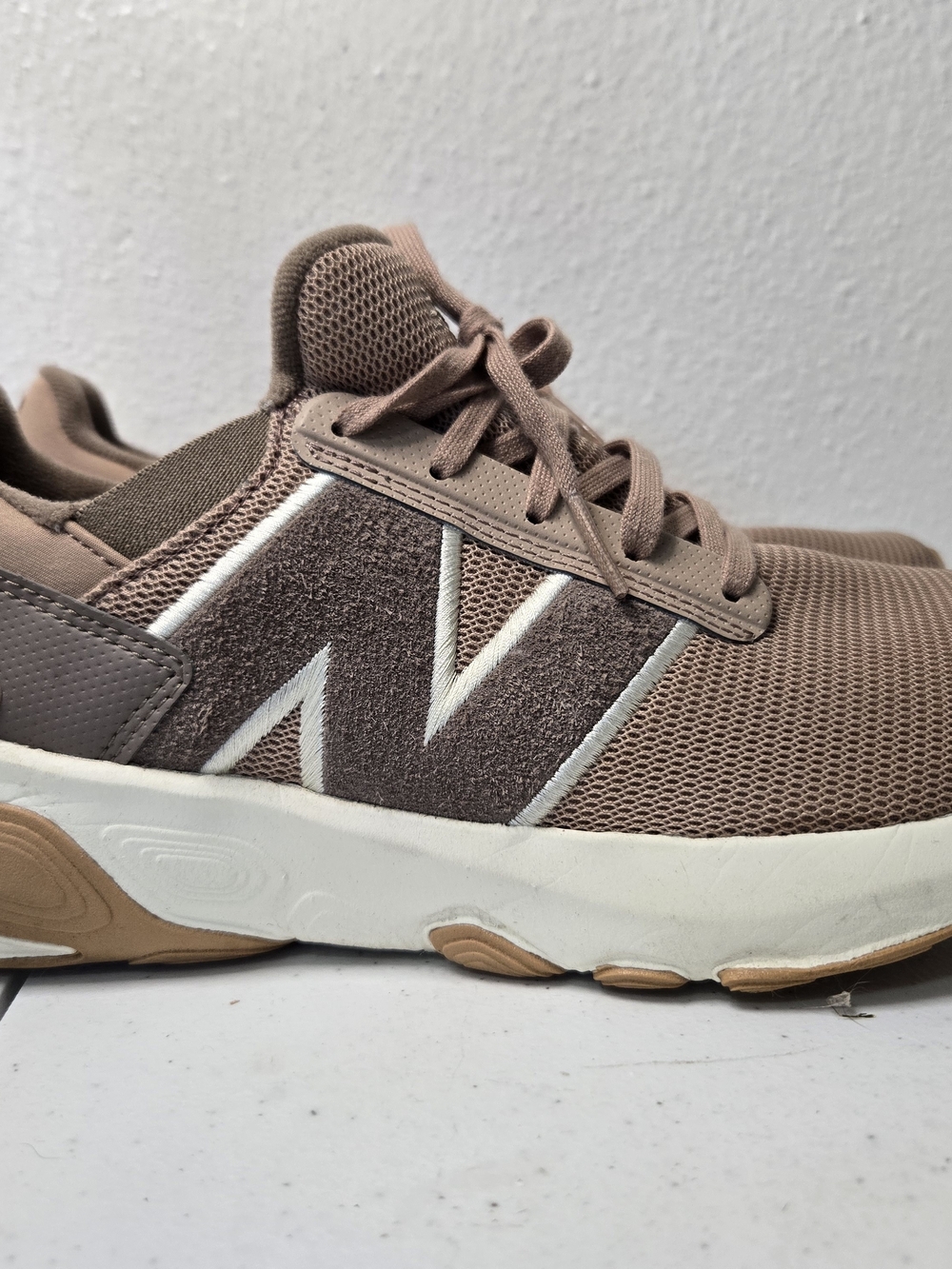 Sz 9.5 New Balance Women's Athletic Sneaker in Taupe and White